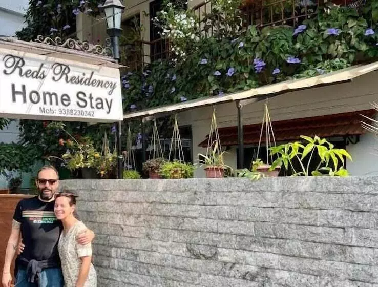 Hotel Reds Residency Homestay