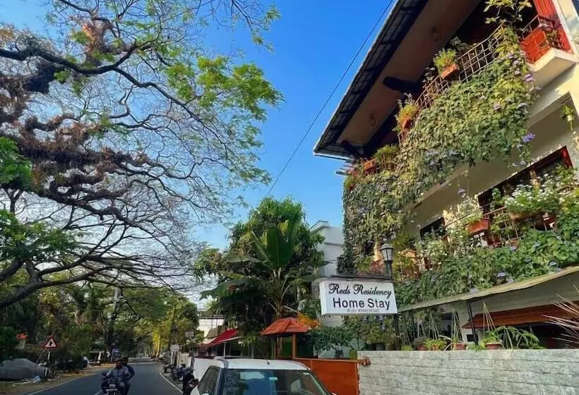 Hotel Reds Residency Homestay