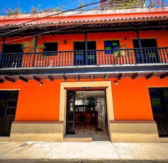 هتل The Orange House Santa Marta