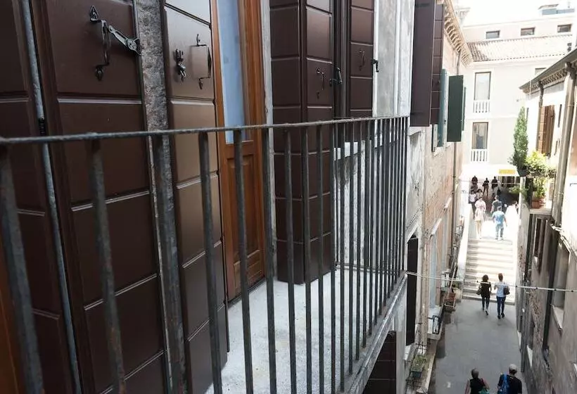 Backpackers House Venice   Hostel