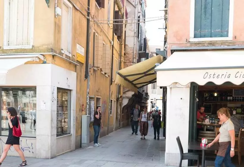 Backpackers House Venice   Hostel