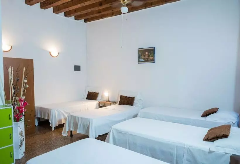 Backpackers House Venice   Hostel