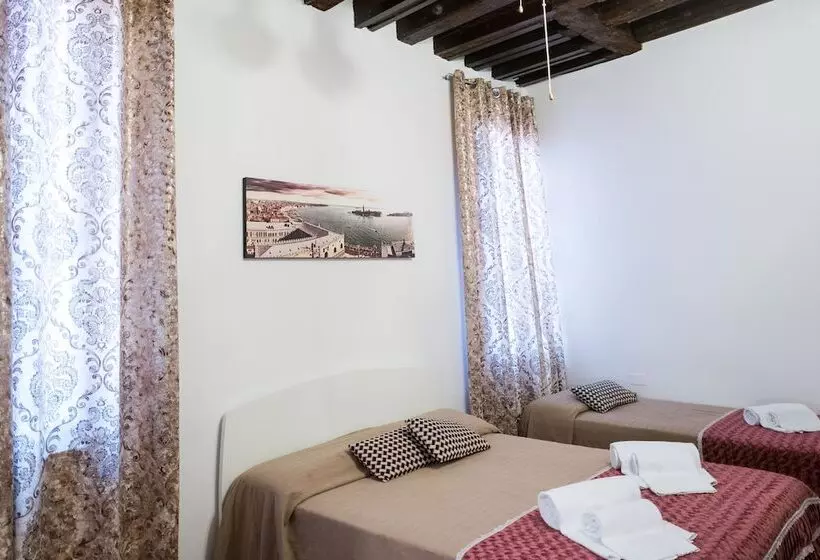 Backpackers House Venice   Hostel