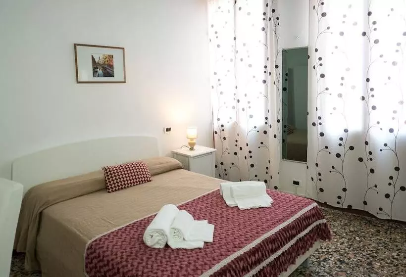 Backpackers House Venice   Hostel