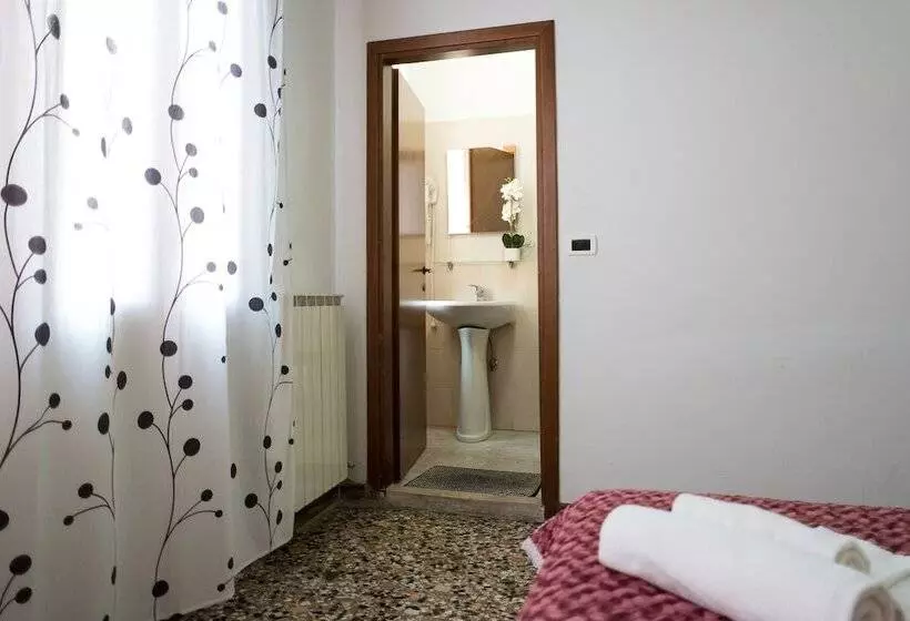 Backpackers House Venice   Hostel