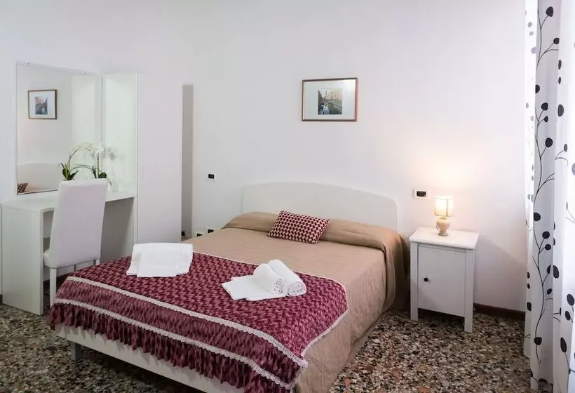 Backpackers House Venice   Hostel