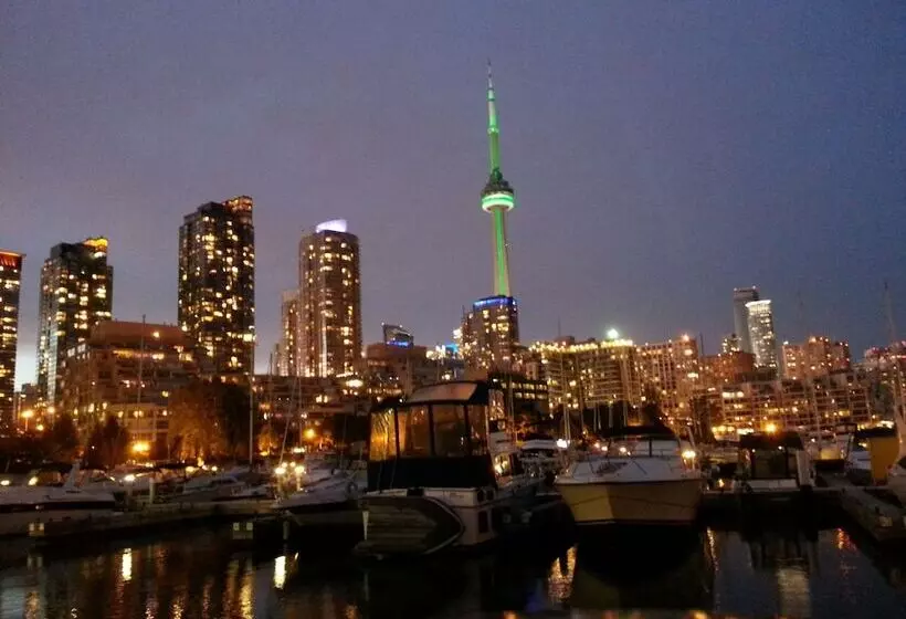 مبيت وإفطار Making Waves Boatel