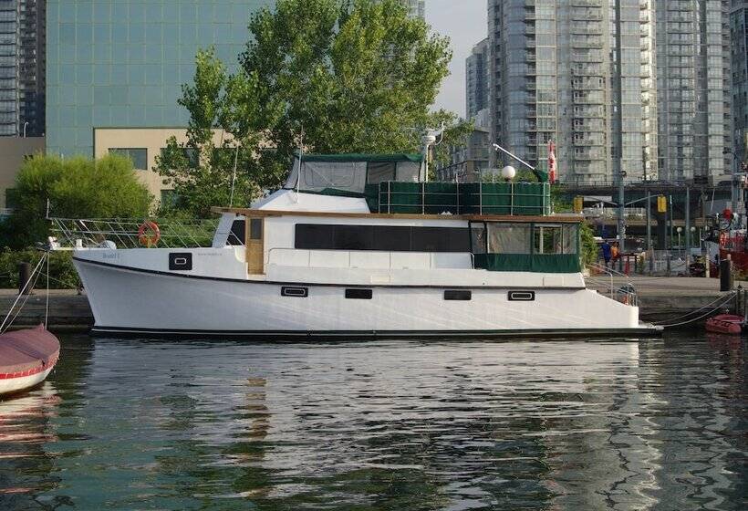 مبيت وإفطار Making Waves Boatel