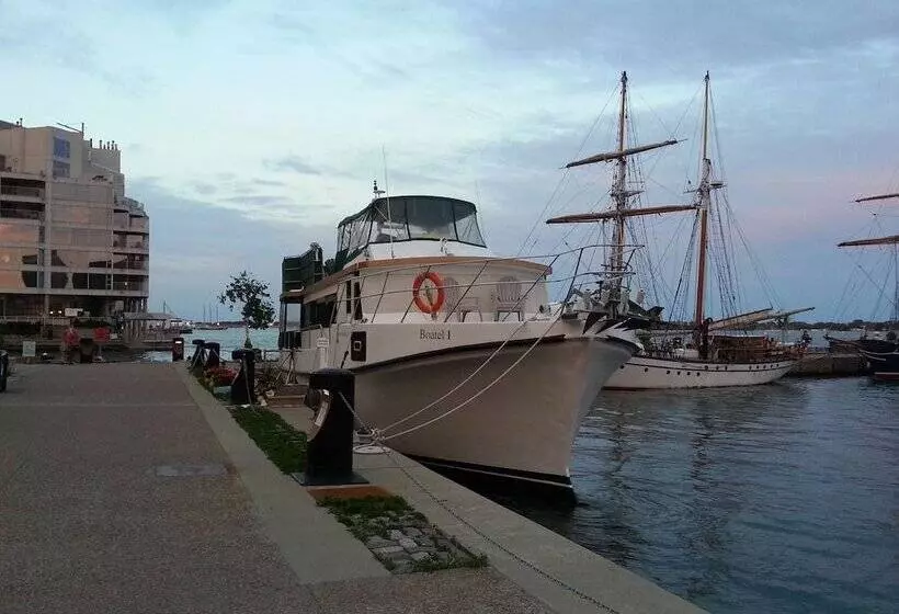 مبيت وإفطار Making Waves Boatel