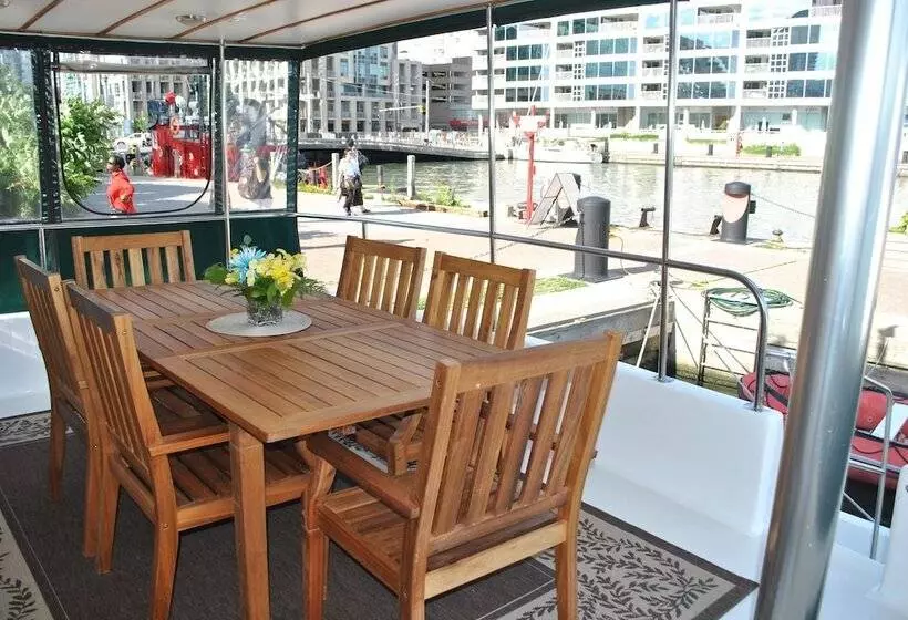 مبيت وإفطار Making Waves Boatel