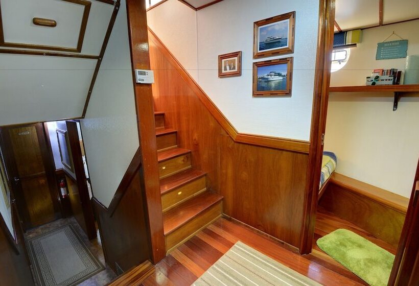 مبيت وإفطار Making Waves Boatel