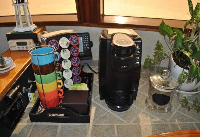 مبيت وإفطار Making Waves Boatel