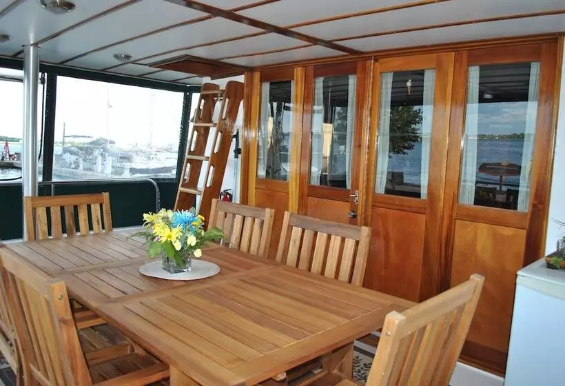 مبيت وإفطار Making Waves Boatel