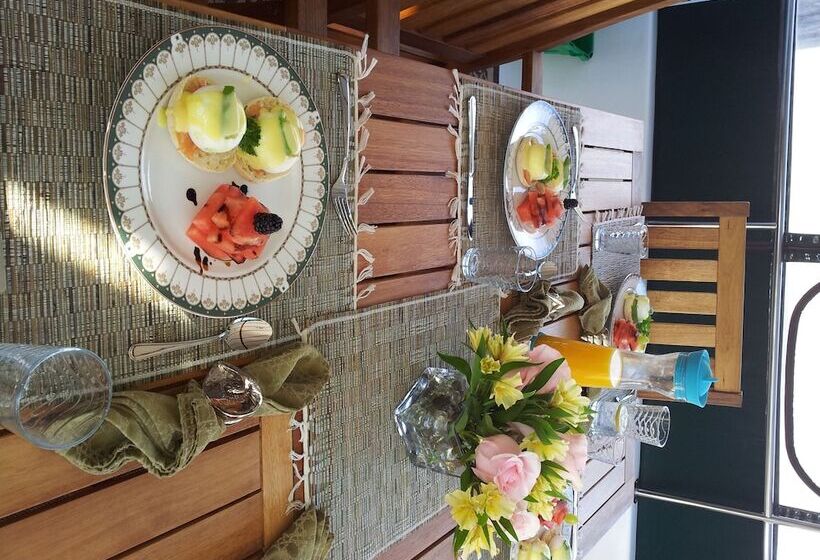 مبيت وإفطار Making Waves Boatel