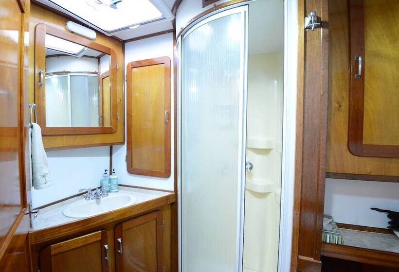 مبيت وإفطار Making Waves Boatel