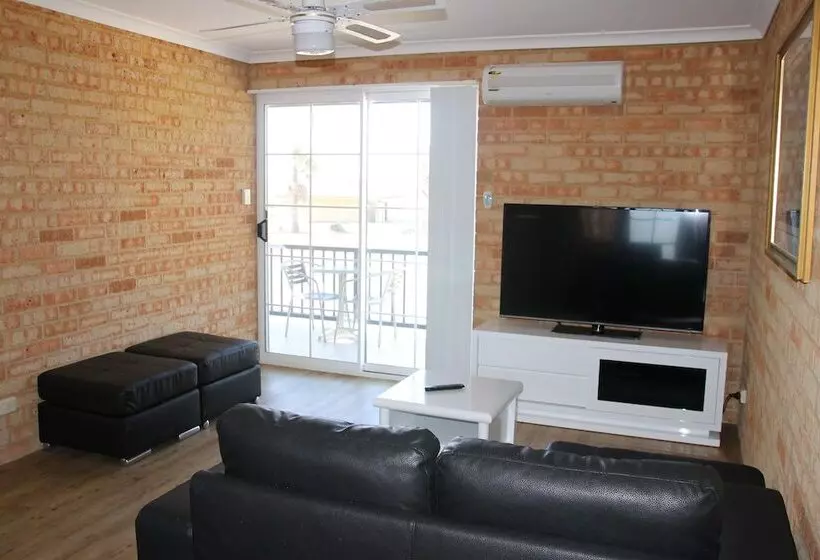 Отель Seaspray Beach Holiday Park