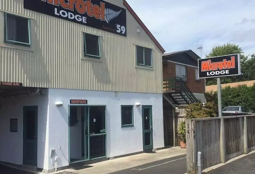 Microtel Lodge Hamilton   Hostel