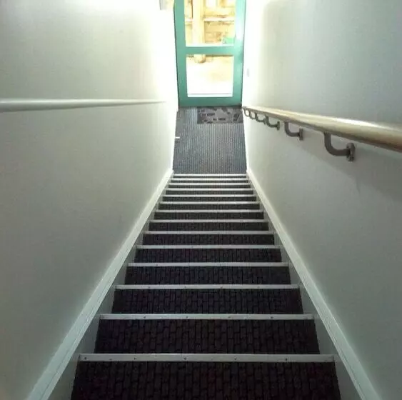 Microtel Lodge Hamilton   Hostel