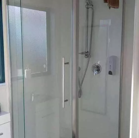 Microtel Lodge Hamilton   Hostel