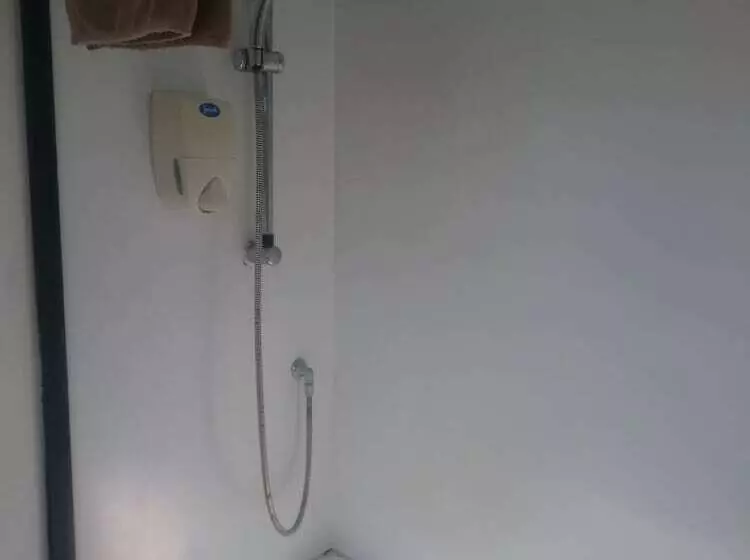 Microtel Lodge Hamilton   Hostel