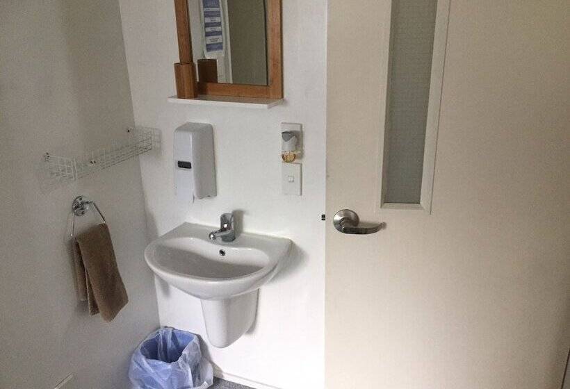 Microtel Lodge Hamilton   Hostel