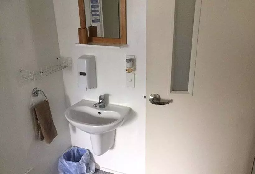 Microtel Lodge Hamilton   Hostel