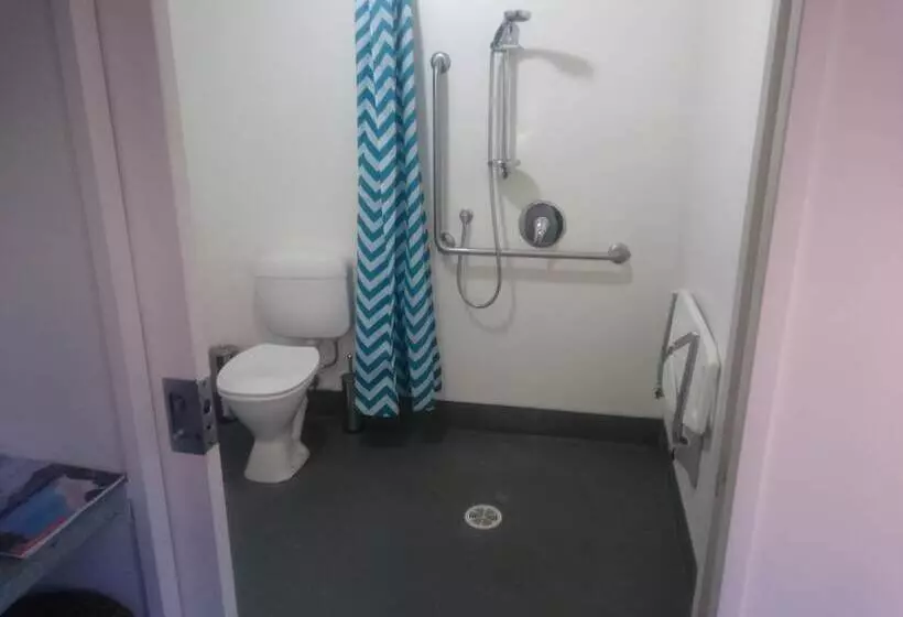 Microtel Lodge Hamilton   Hostel