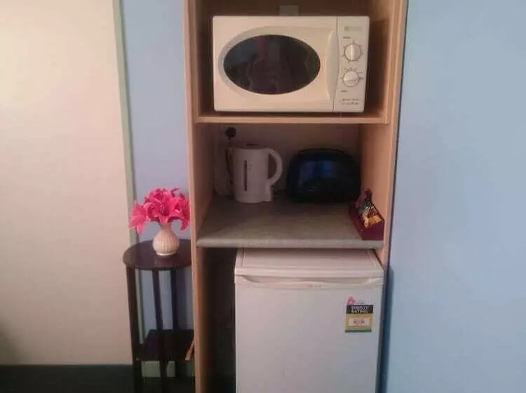 Microtel Lodge Hamilton   Hostel