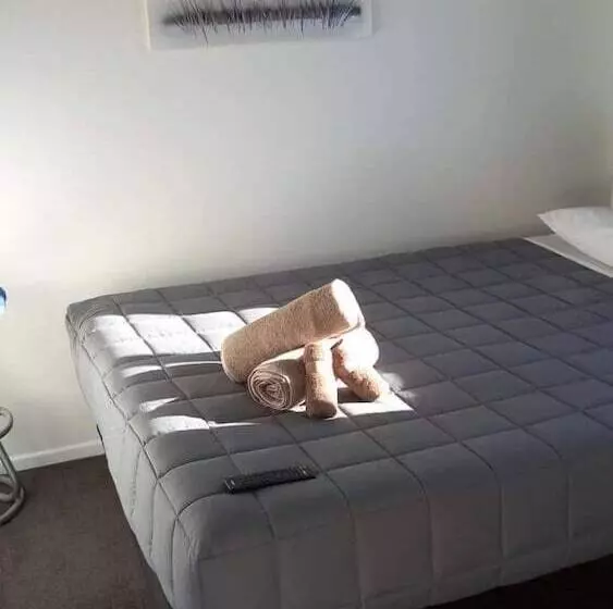 Microtel Lodge Hamilton   Hostel