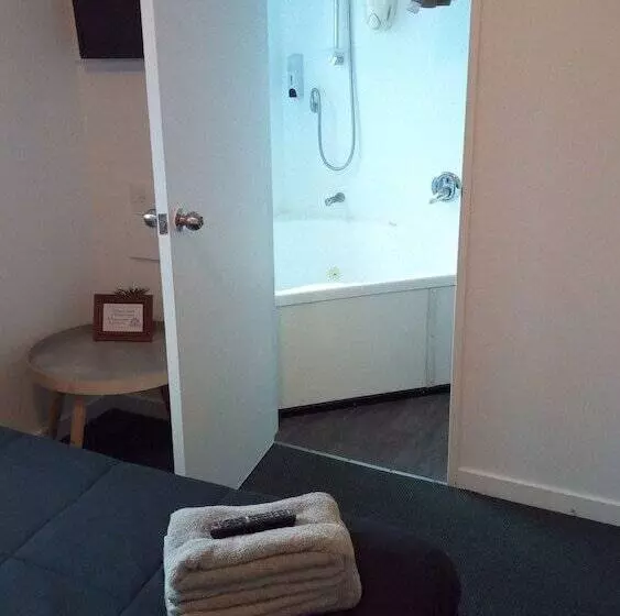 Microtel Lodge Hamilton   Hostel