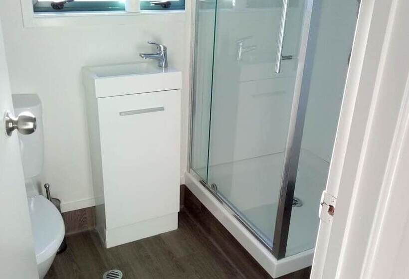 Microtel Lodge Hamilton   Hostel