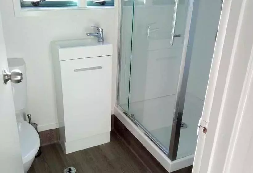 Microtel Lodge Hamilton   Hostel