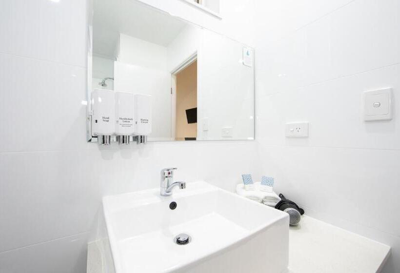 汽车旅馆 New England Motor Lodge