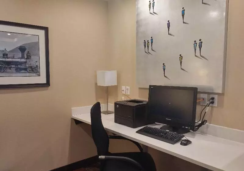 Отель Holiday Inn Express & Suites Golden, An Ihg