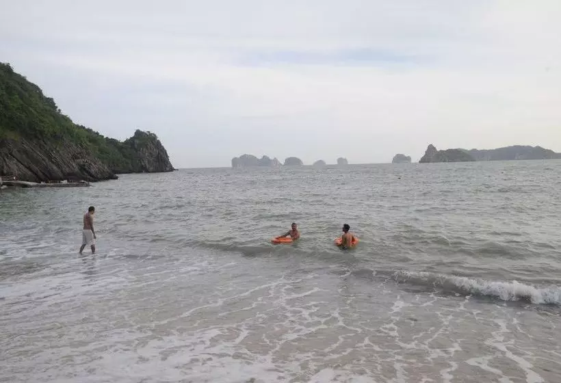 هتل Monkey Island Resort