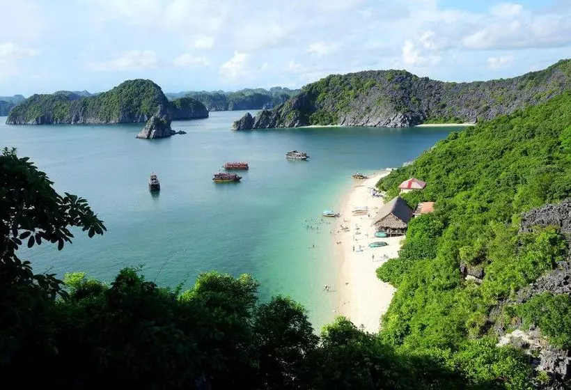 هتل Monkey Island Resort