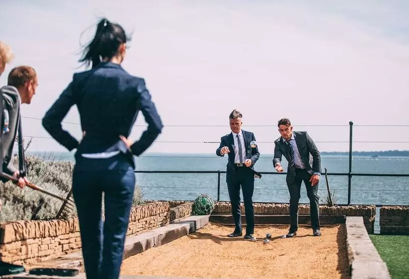 هتل No Man's Fort