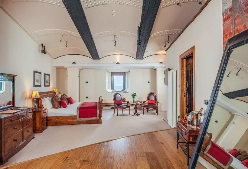 هتل No Man's Fort