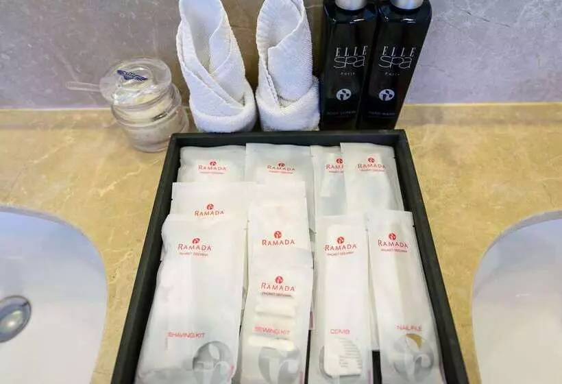 호텔 Ramada By Wyndham Phuket Deevana