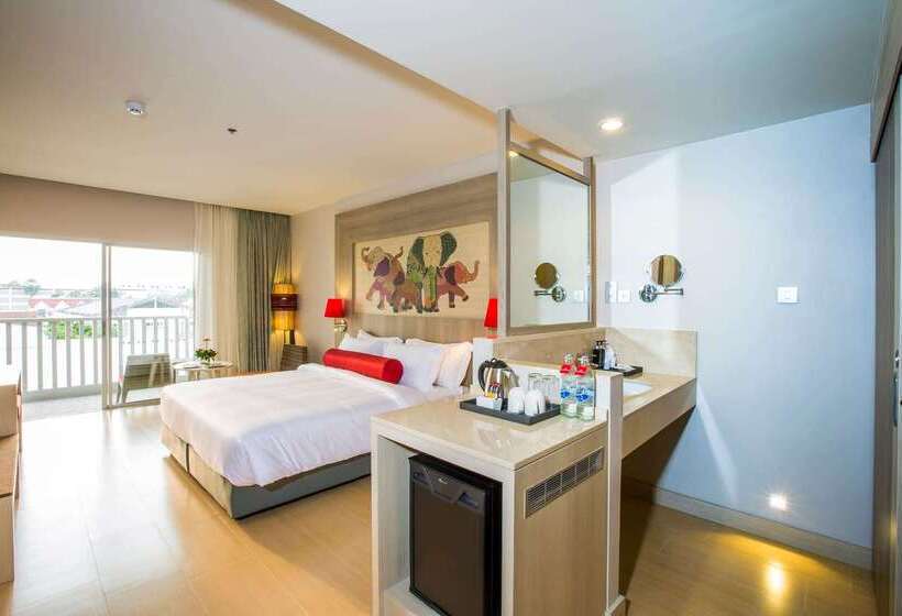 Отель Ramada By Wyndham Phuket Deevana