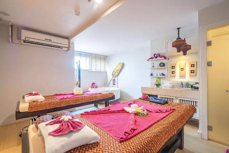 호텔 Ramada By Wyndham Phuket Deevana