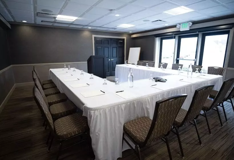 Отель The Geneva Inn