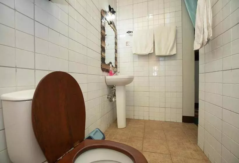 تختخواب و صبحانه Korona House