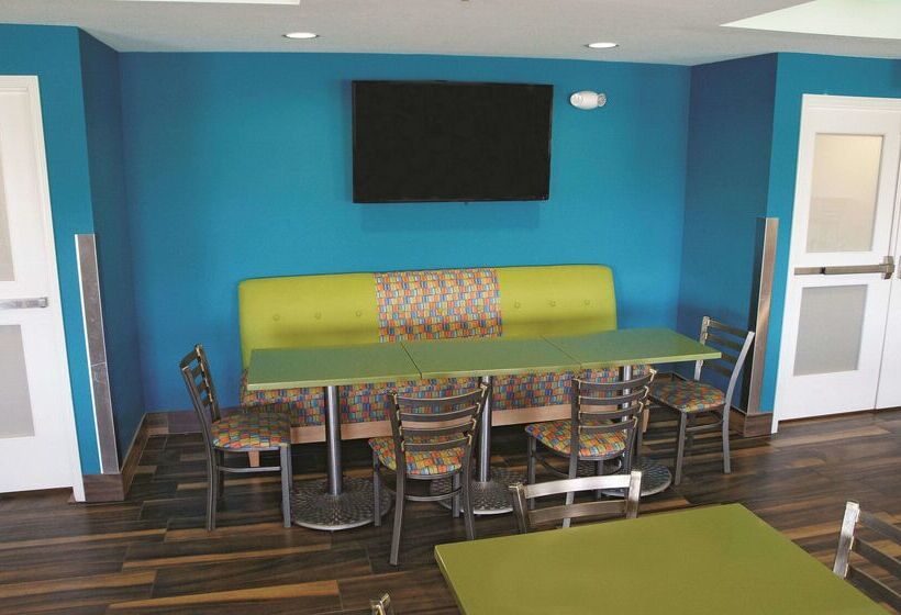 هتل La Quinta By Wyndham Grand Forks