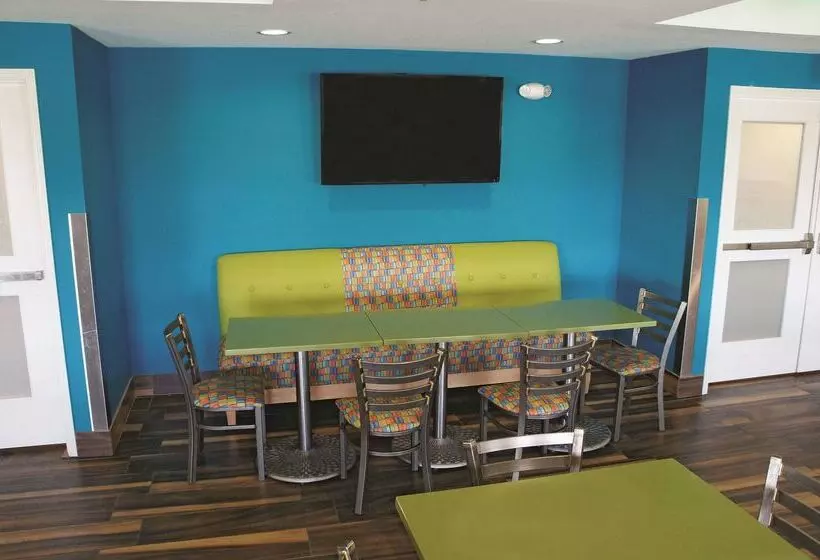 هتل La Quinta By Wyndham Grand Forks