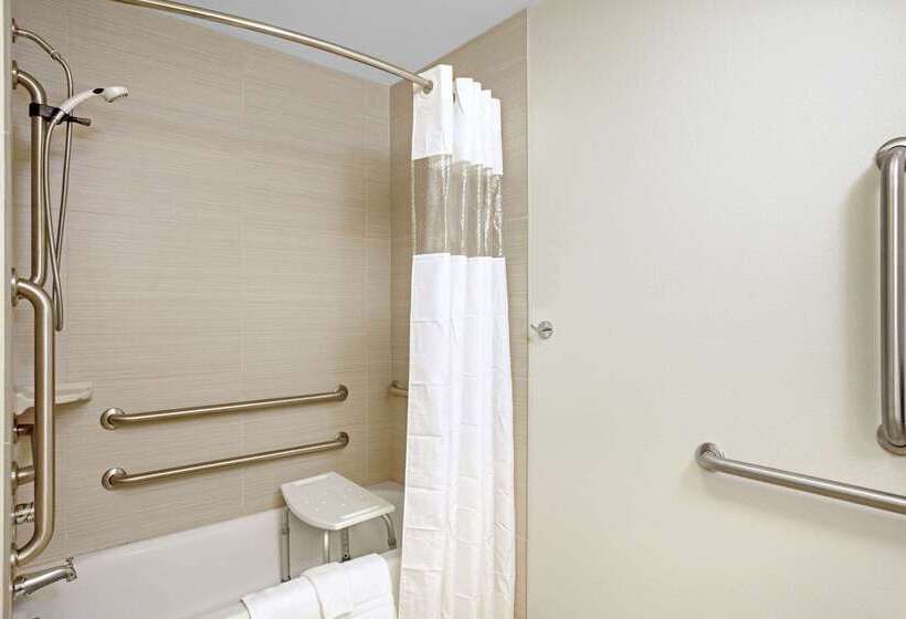 هتل La Quinta By Wyndham Grand Forks