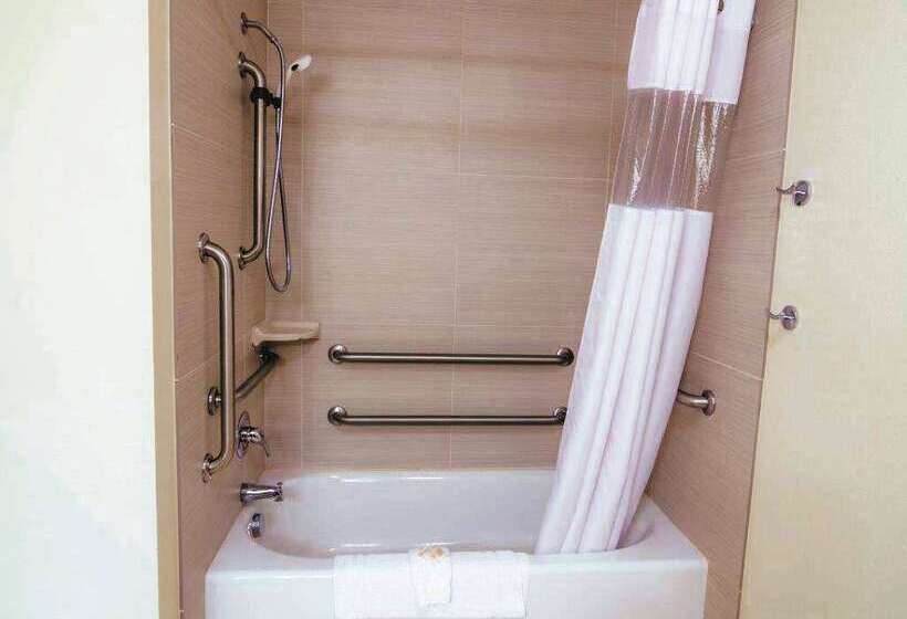 هتل La Quinta By Wyndham Grand Forks