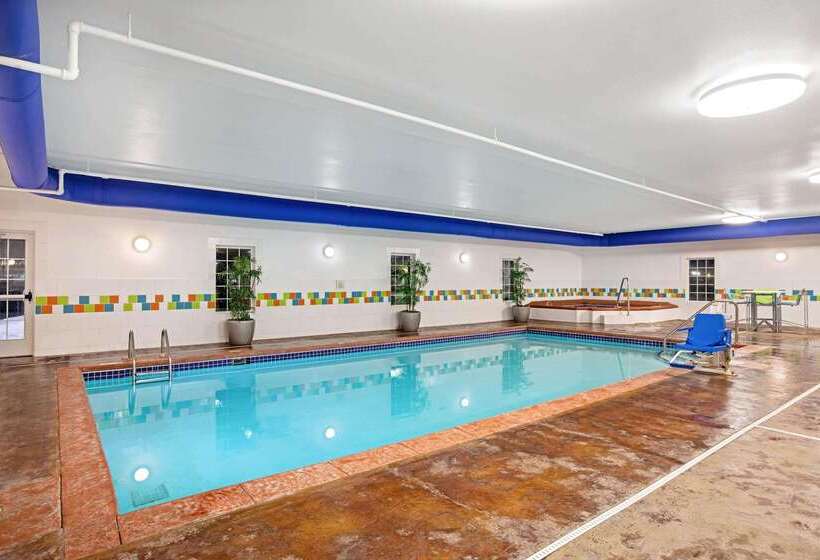 هتل La Quinta By Wyndham Grand Forks