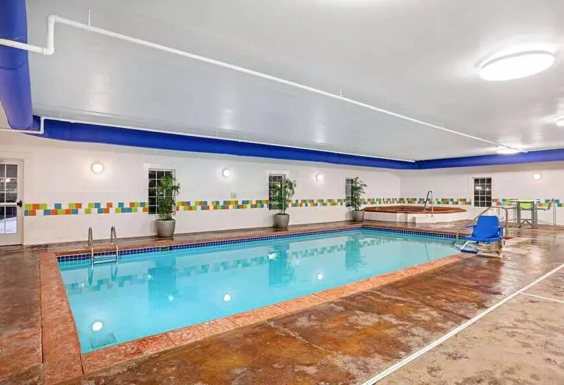 هتل La Quinta By Wyndham Grand Forks