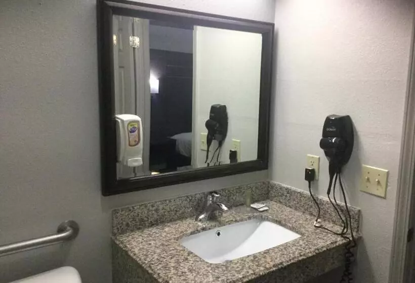 Отель Muskogee Inn And Suites